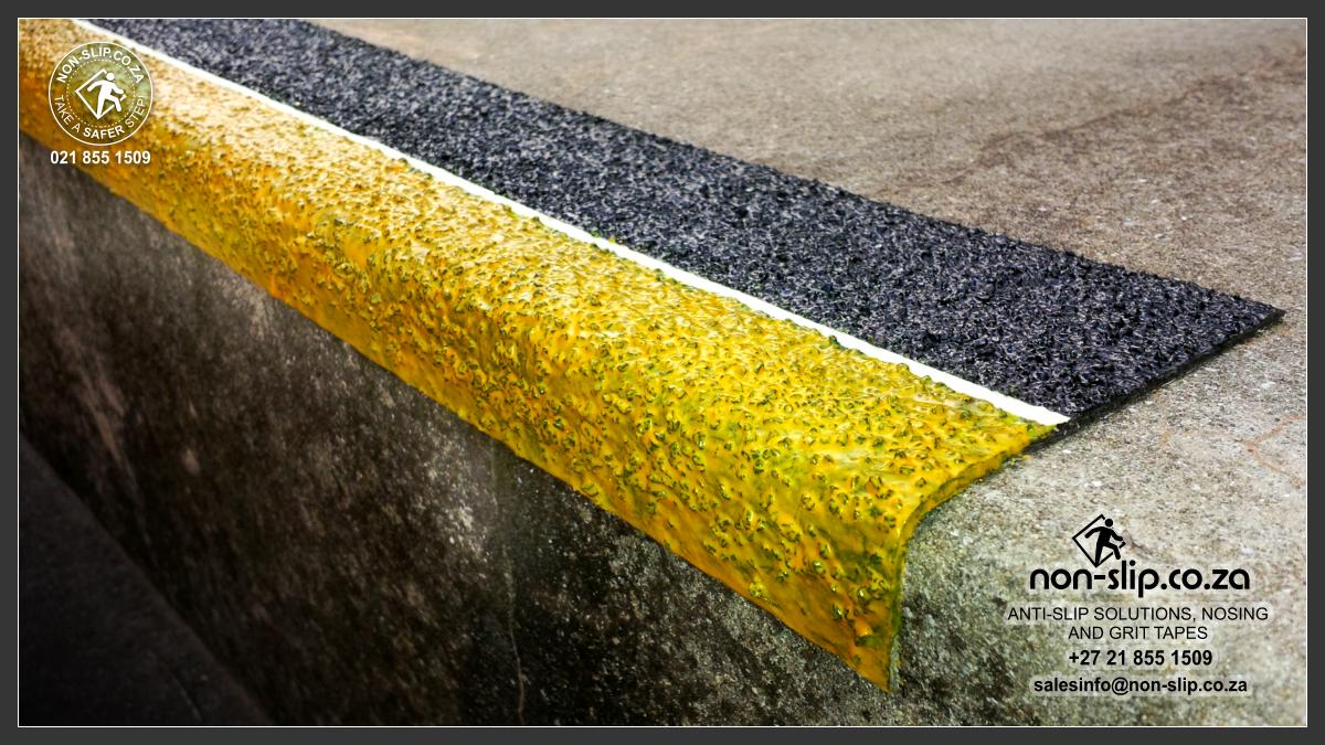 Fiberglass Nosing, 100mm tread, black with yellow